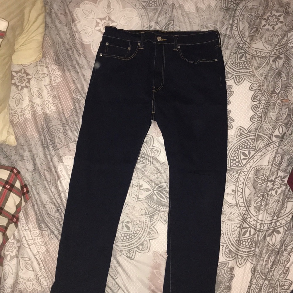 Men’s Levi dark denim jeans 34x30. Never worn